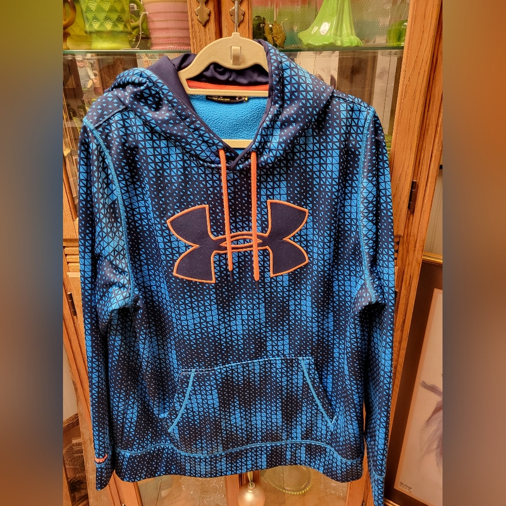 UnderArmour Graphic Hoodie, Size L, like new.